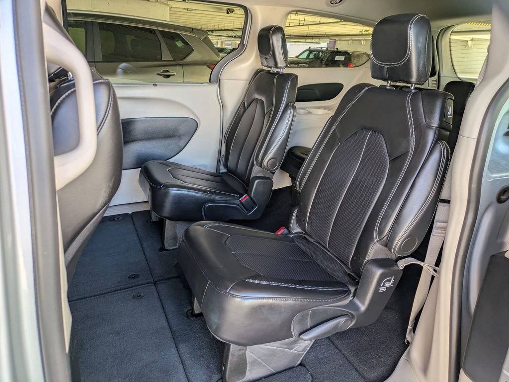 Used 2024 Chrysler Pacifica Touring-L image 24