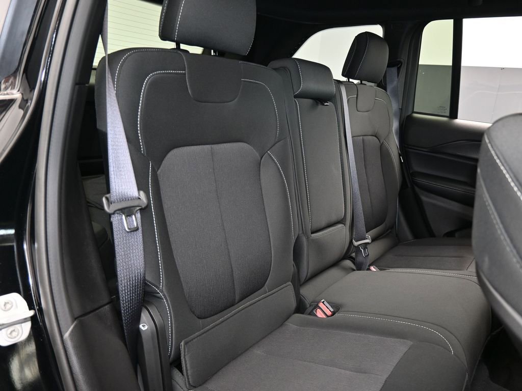 Used 2025 Jeep Grand Cherokee Laredo image 36