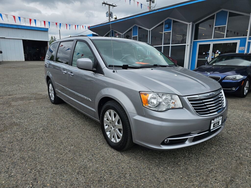 Used 2016 Chrysler Town & Country Touring image 1