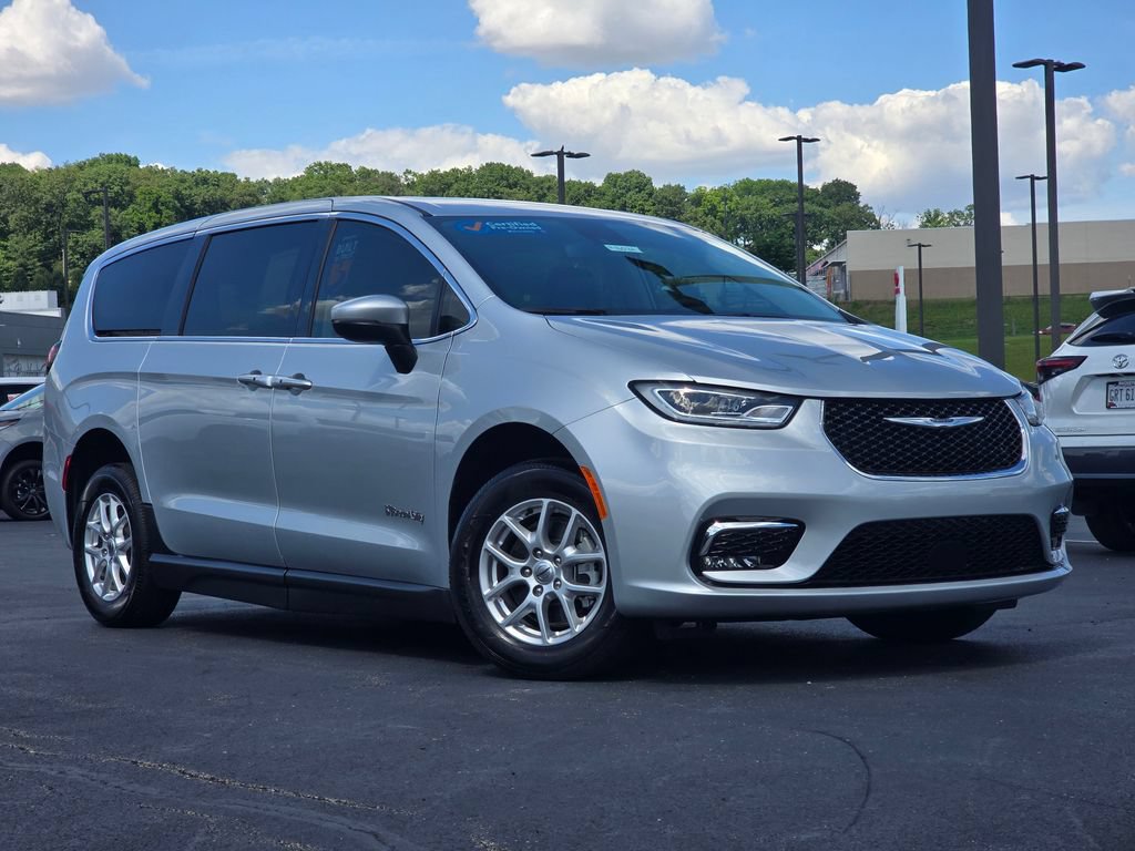 Used 2023 Chrysler Pacifica Touring-L FWD 360° Tour