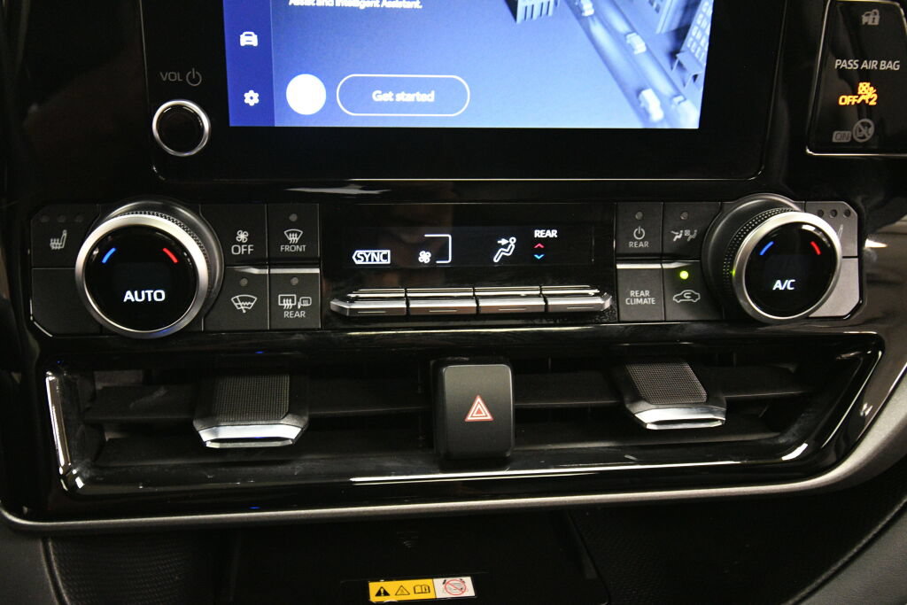 Used 2023 Toyota Highlander XLE AWD/4WD image 15