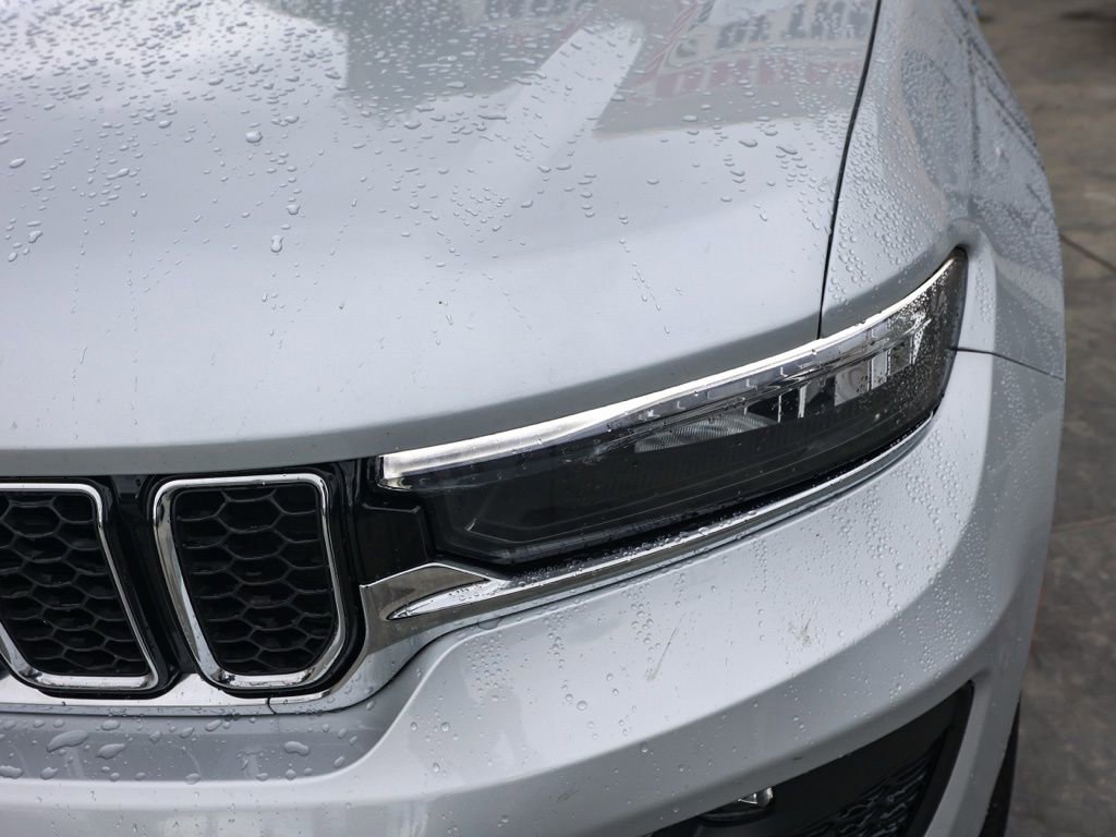 Used 2024 Jeep Grand Cherokee Overland w/ Luxury Tech Group IV image 10