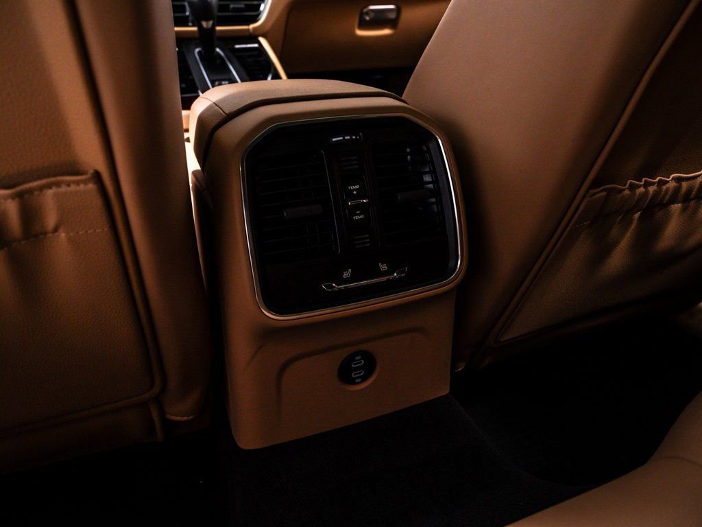 Certified 2025 Porsche Macan image 30