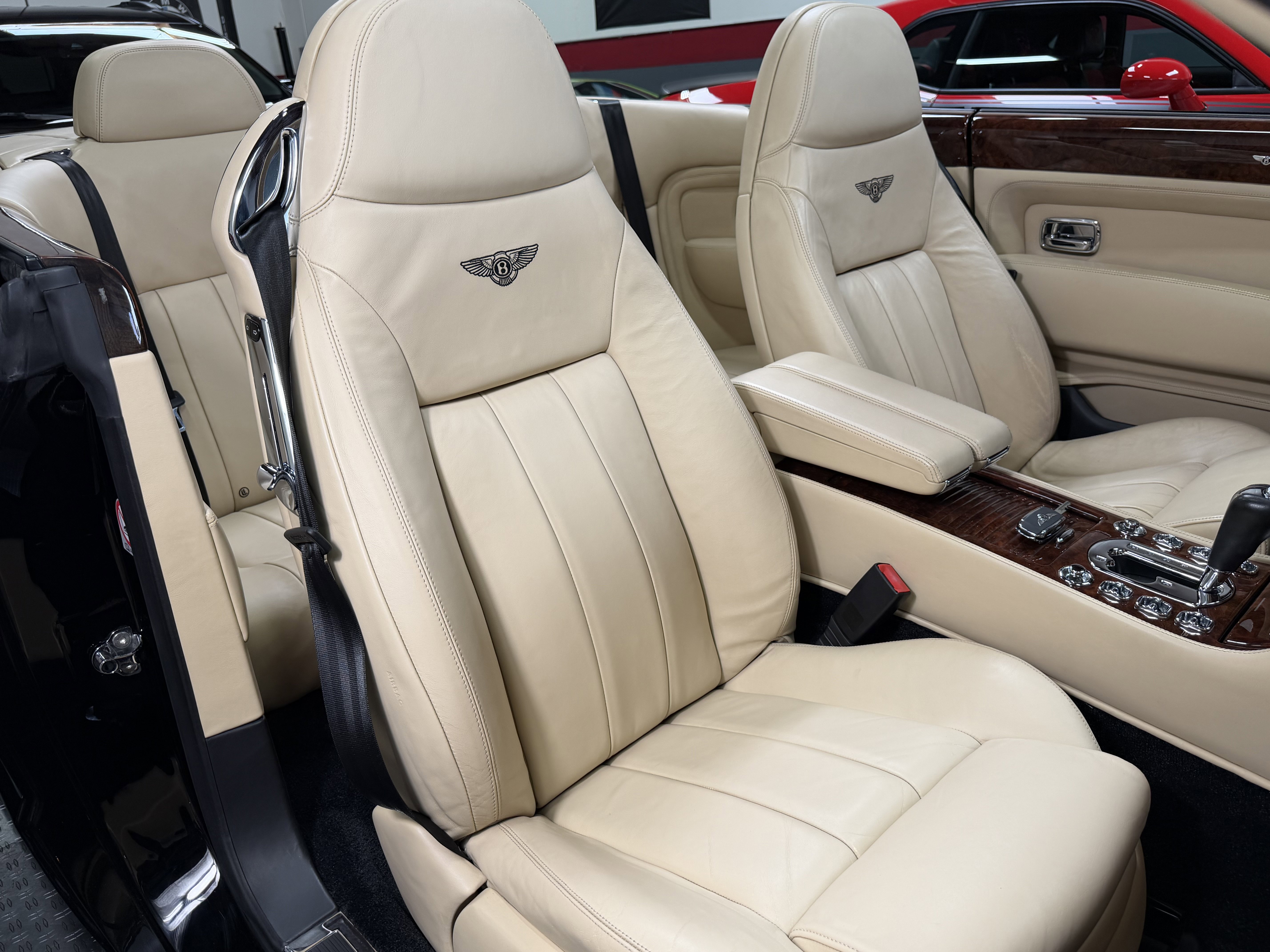 Used 2007 Bentley Azure image 33