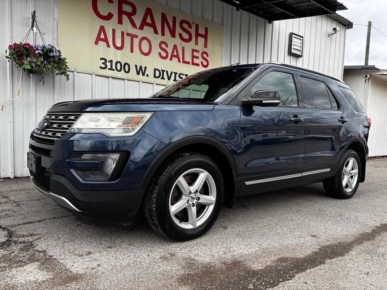 Used 2016 Ford Explorer XLT image 2