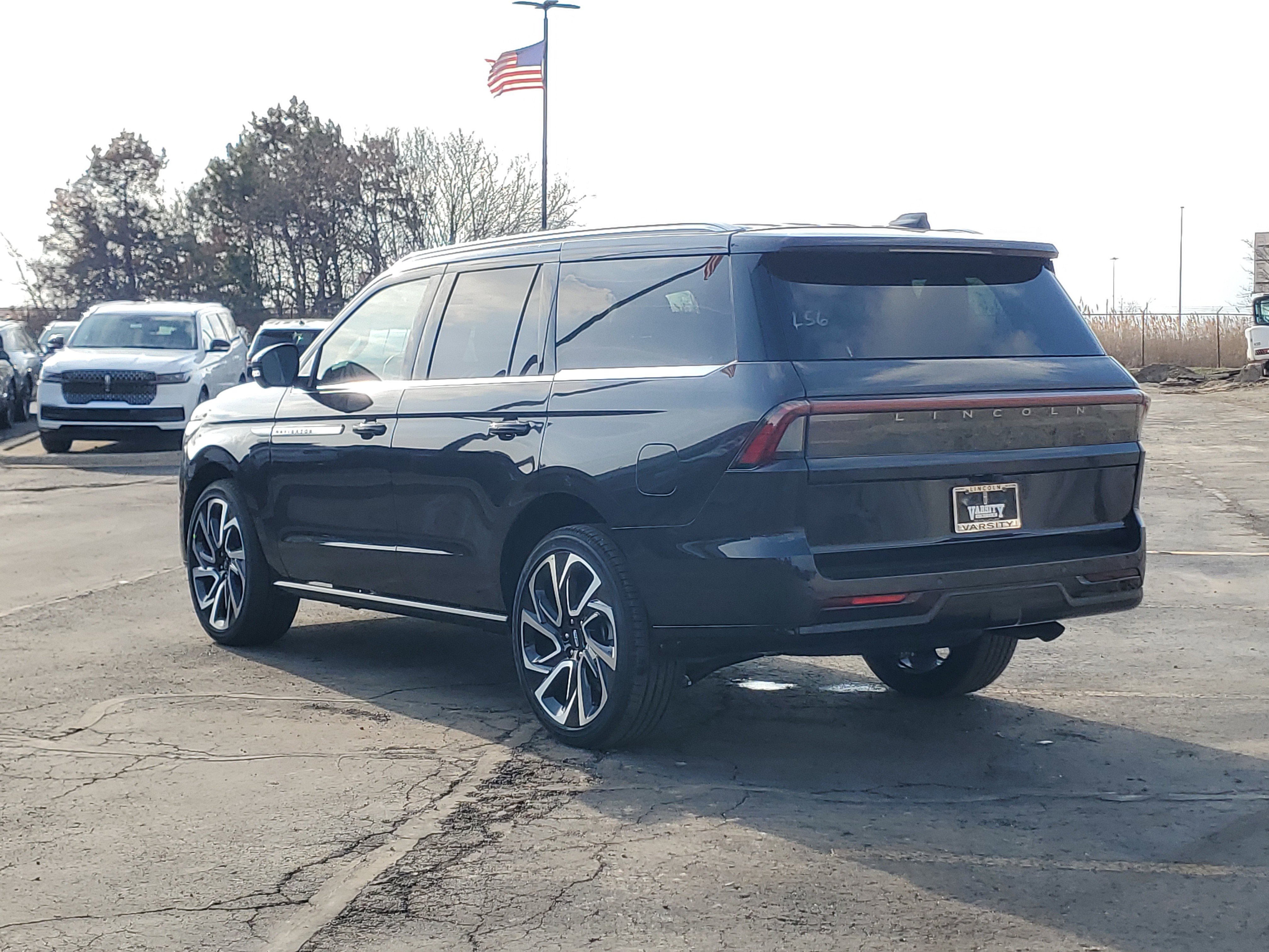 New 2026 Lincoln Navigator Reserve image 3
