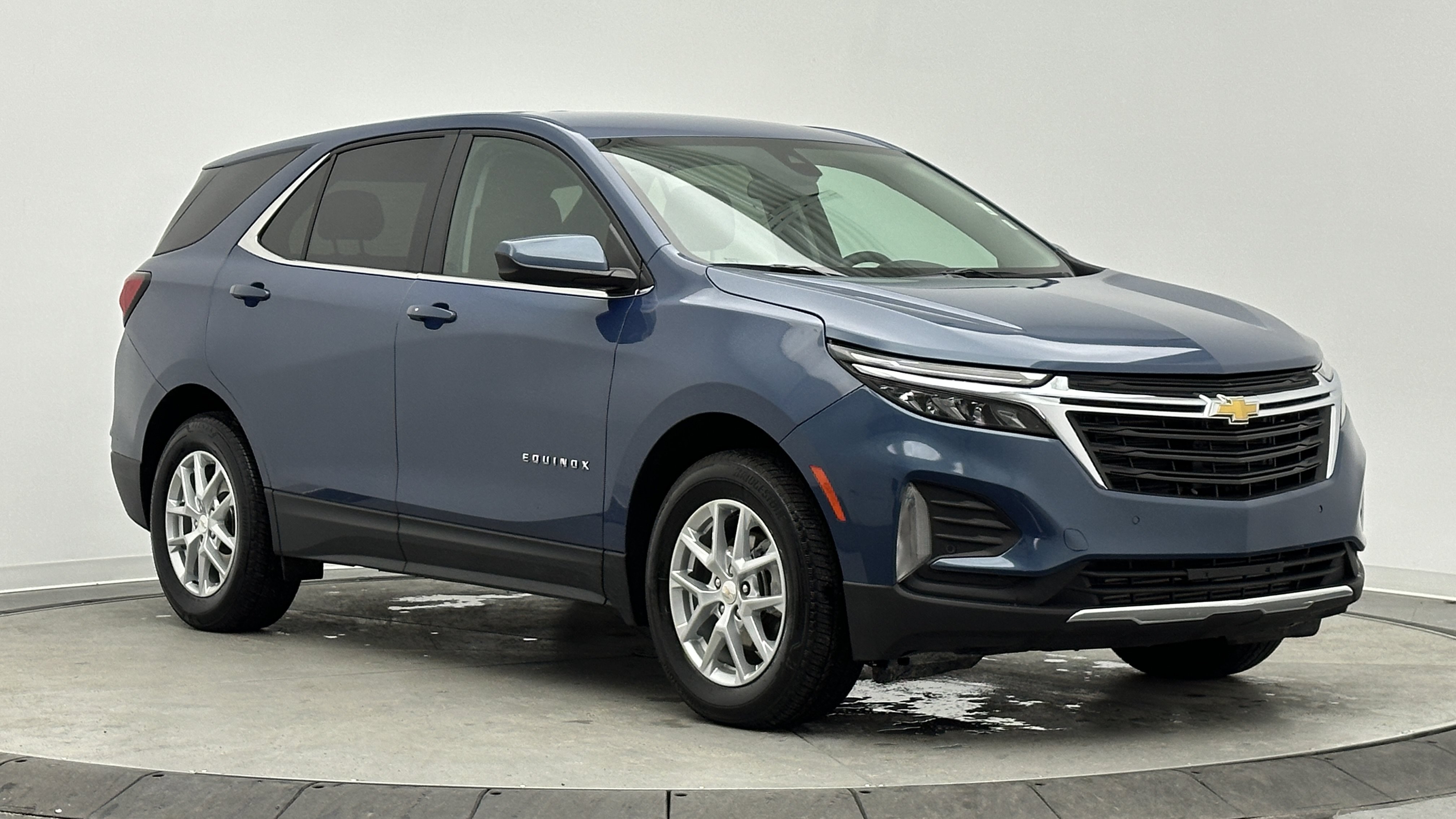 Used 2024 Chevrolet Equinox LT AWD/4WD image 3