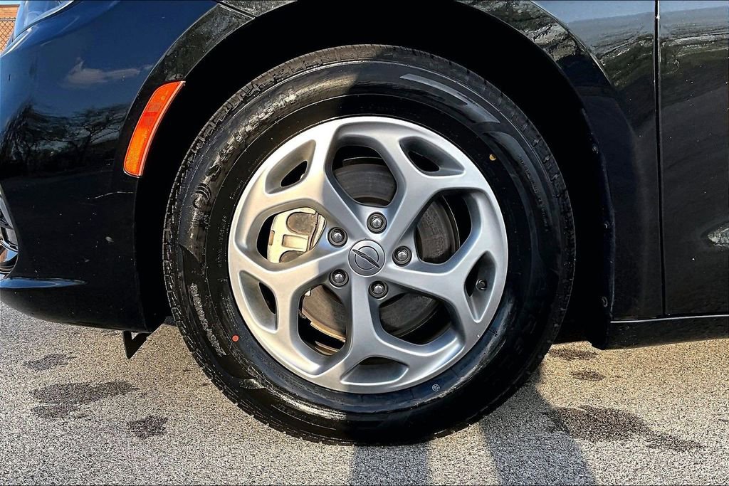 Used 2024 Chrysler Pacifica Limited image 9