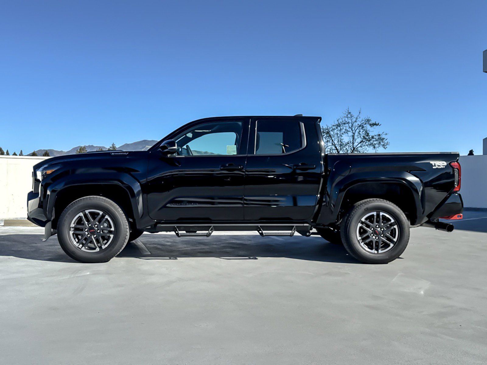 Used 2025 Toyota Tacoma TRD Sport w/ TRD Sport Upgrade Package image 2