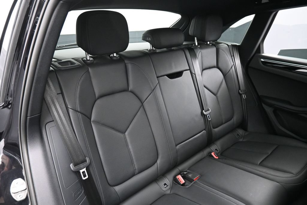 Certified 2024 Porsche Macan AWD/4WD image 26