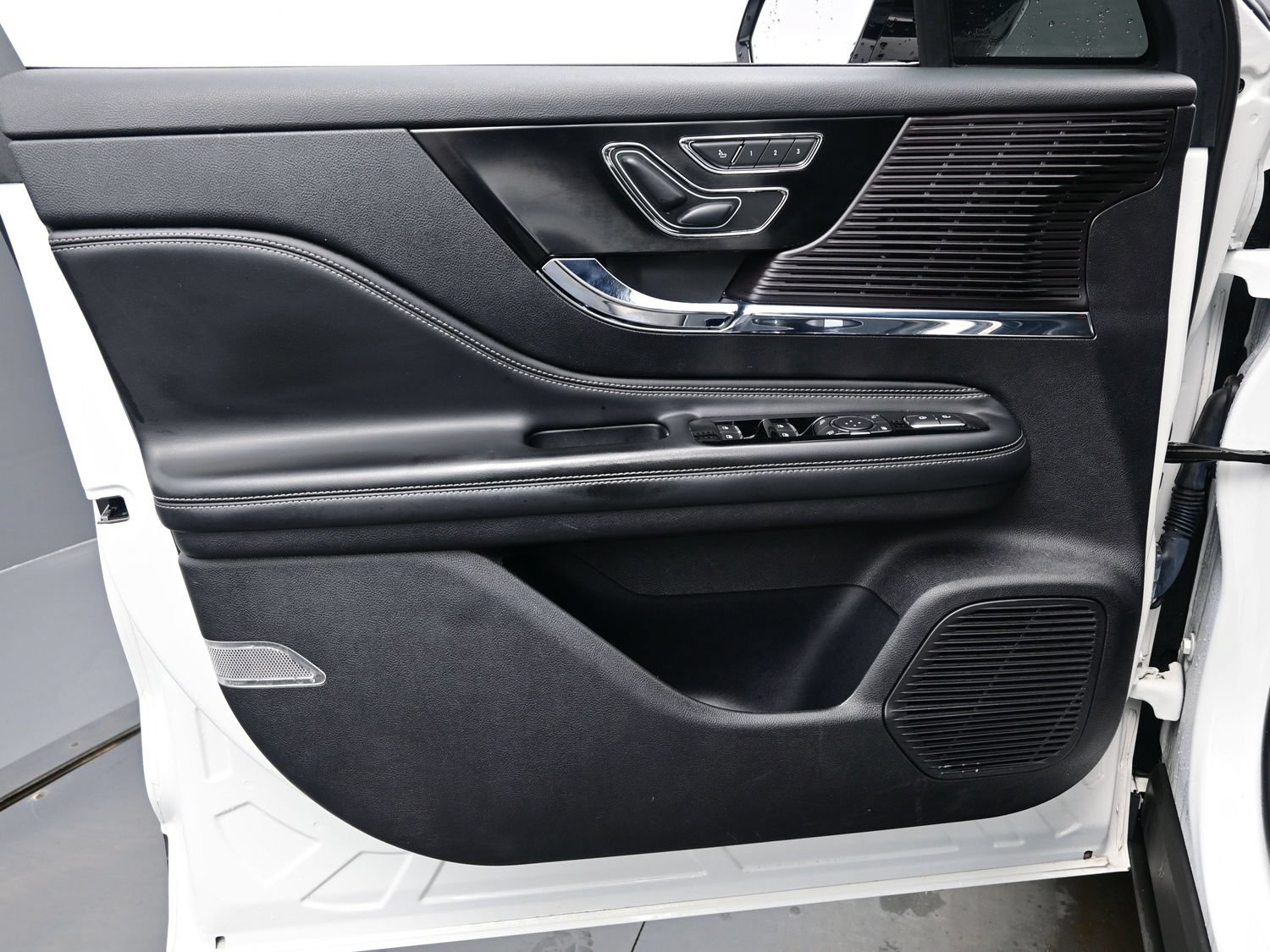 Used 2022 Lincoln Corsair AWD w/ Premium Package image 9