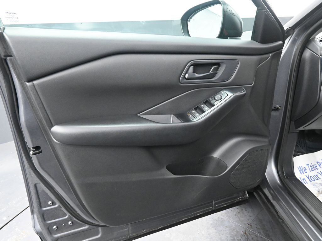 Used 2024 Nissan Rogue S image 27