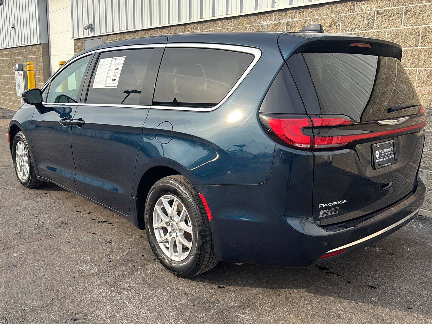 Used 2024 Chrysler Pacifica Touring-L FWD image 38