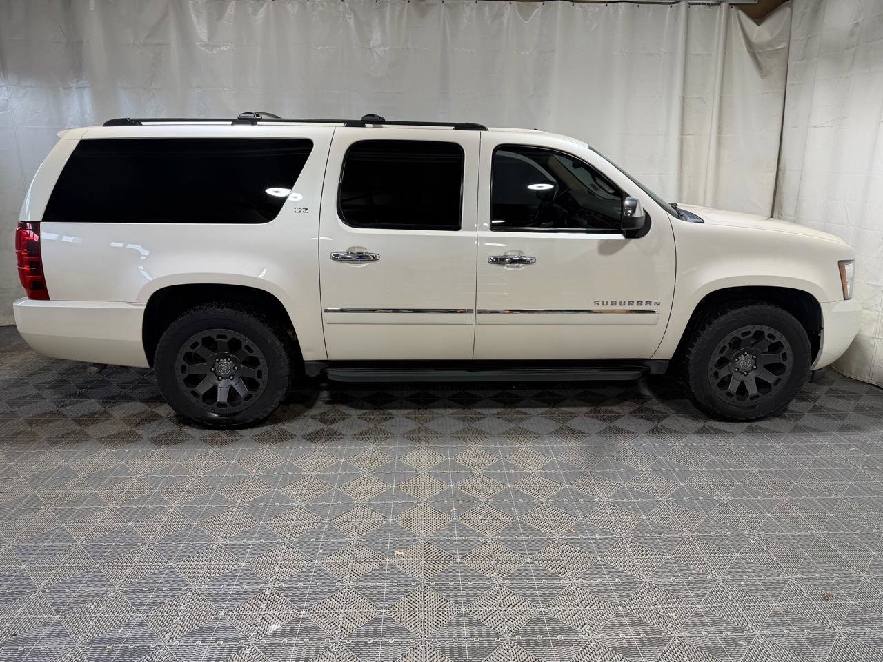 Used 2014 Chevrolet Suburban LTZ image 9
