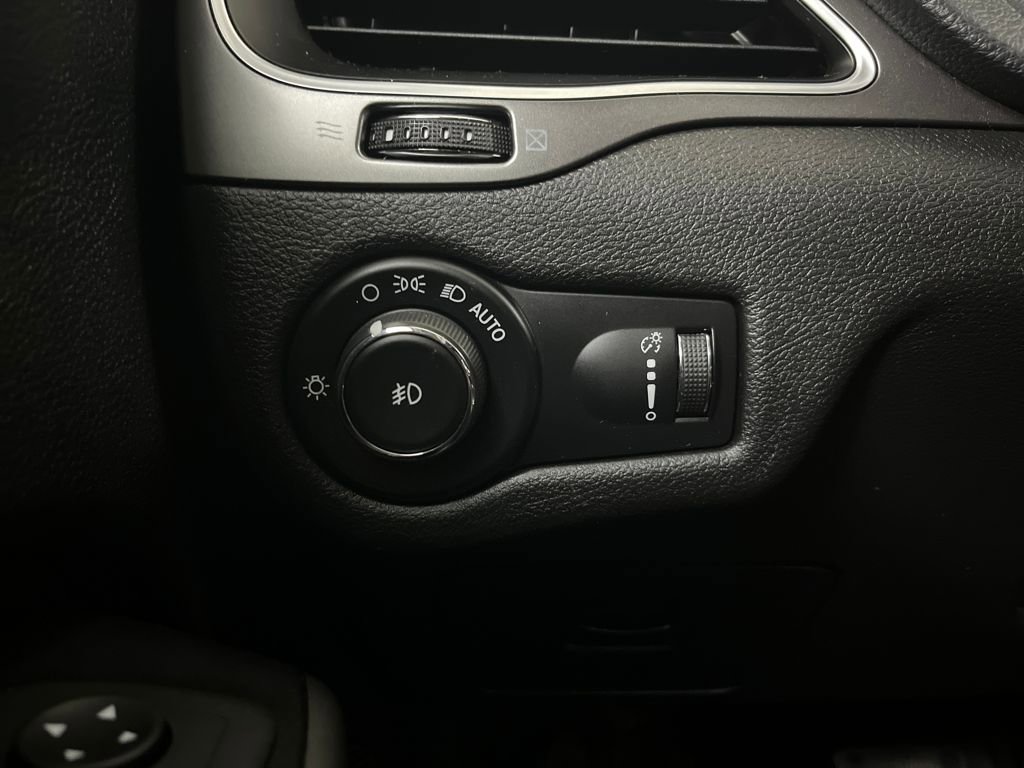 Used 2019 Jeep Cherokee Latitude w/ Popular Appearance Group image 61