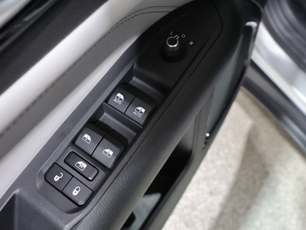 Used 2025 Jeep Compass Limited image 14