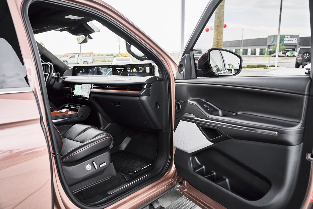 Used 2025 Lincoln Navigator Black Label AWD/4WD image 8
