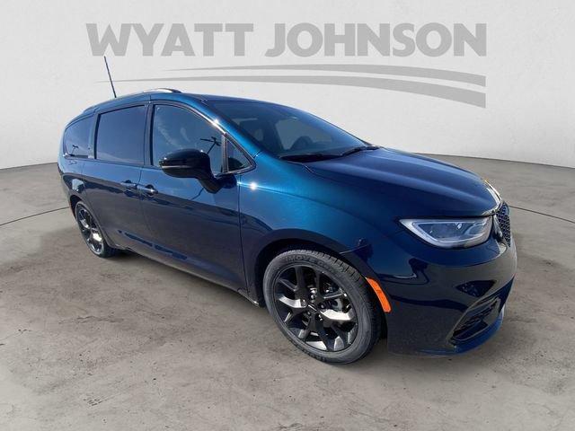 Used 2025 Chrysler Pacifica Limited FWD image 12
