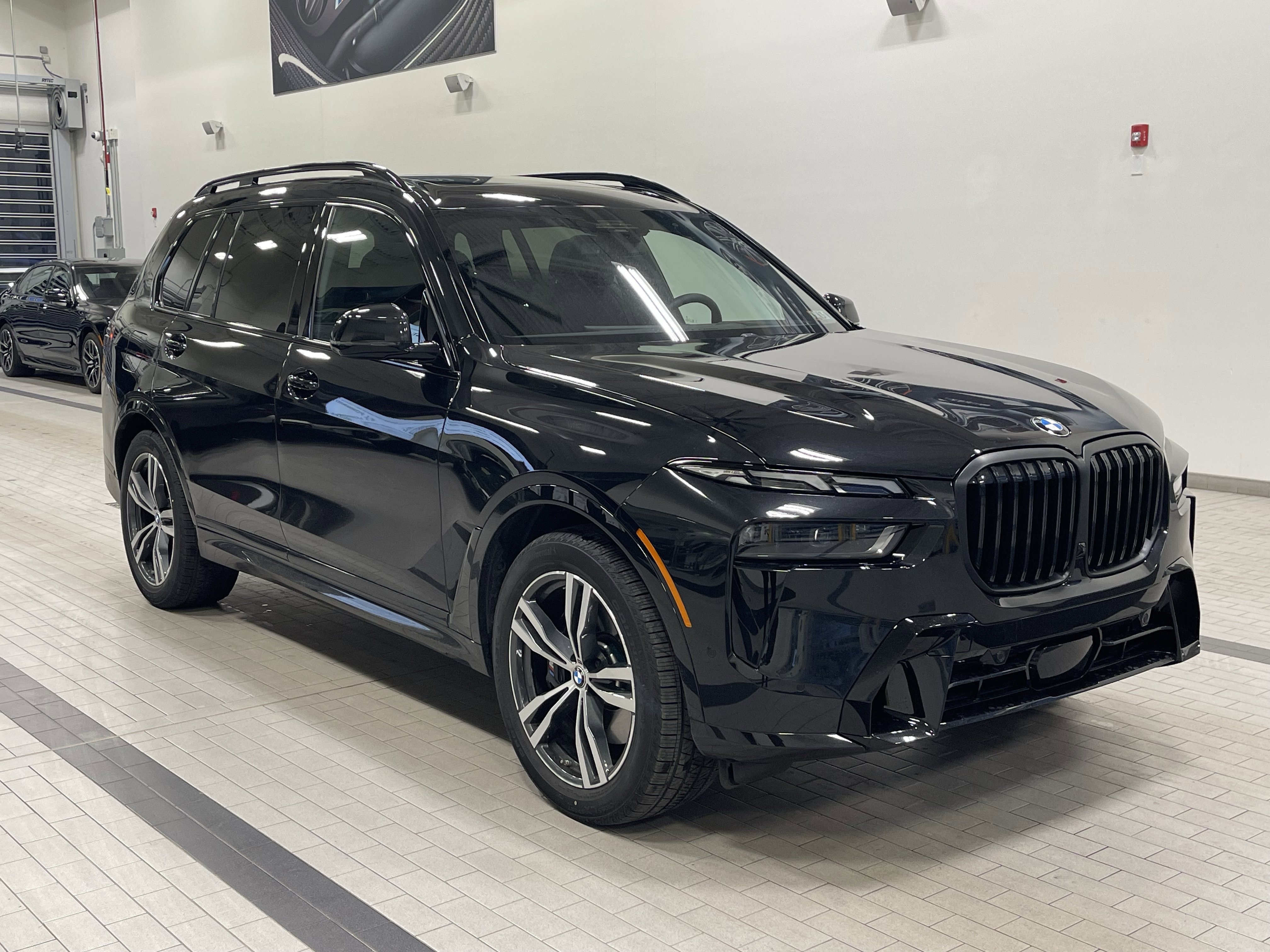 Used 2026 BMW X7 xDrive40i w/ M Sport Package AWD/4WD image 3
