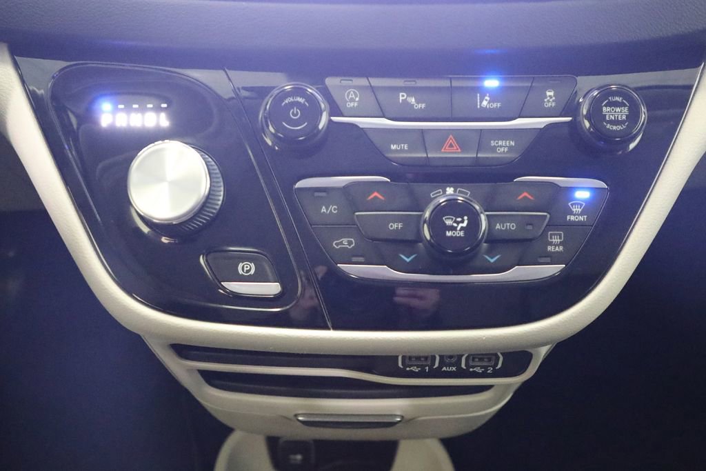 Used 2023 Chrysler Pacifica Touring-L FWD image 14