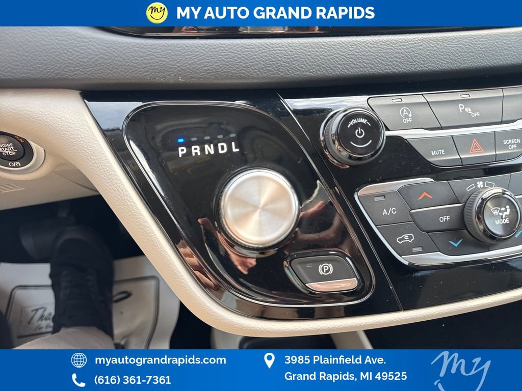 Used 2020 Chrysler Pacifica Touring w/ Cold Weather Group FWD image 26