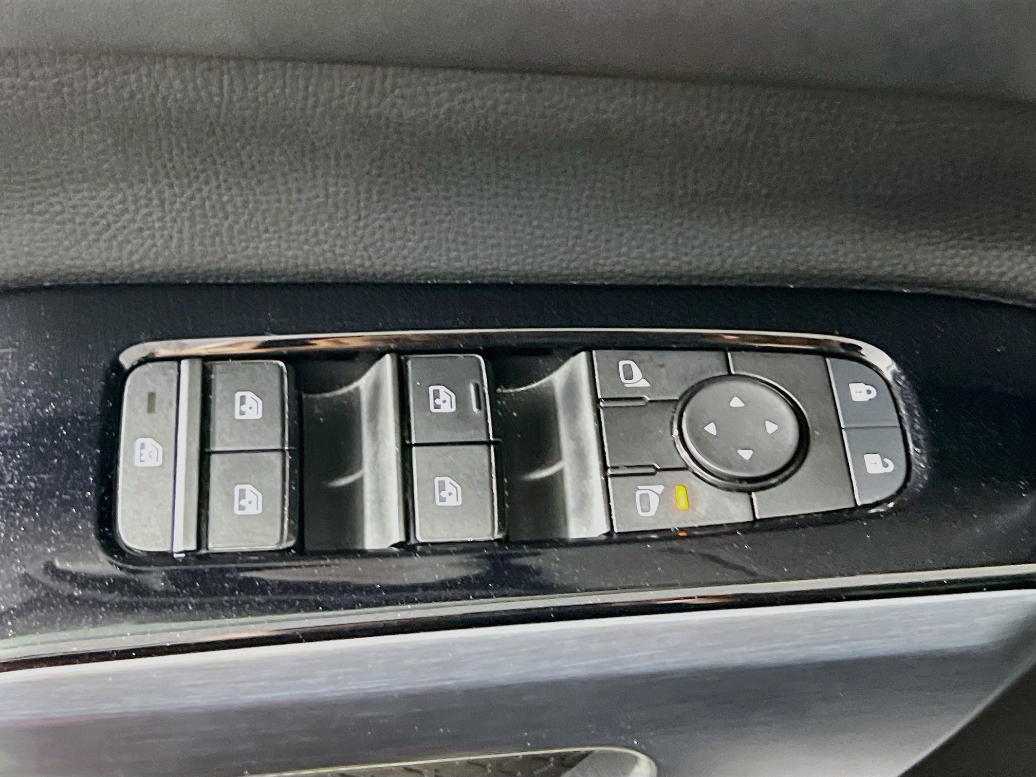 Used 2025 Nissan Pathfinder SL FWD image 16