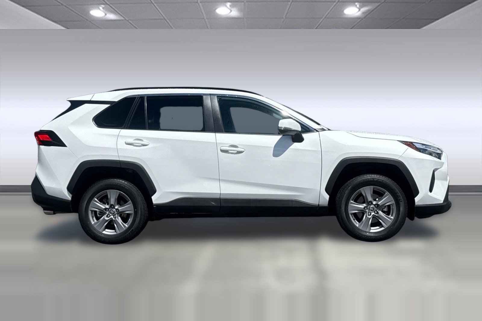 Used 2022 Toyota RAV4 XLE w/ Convenience Package image 7