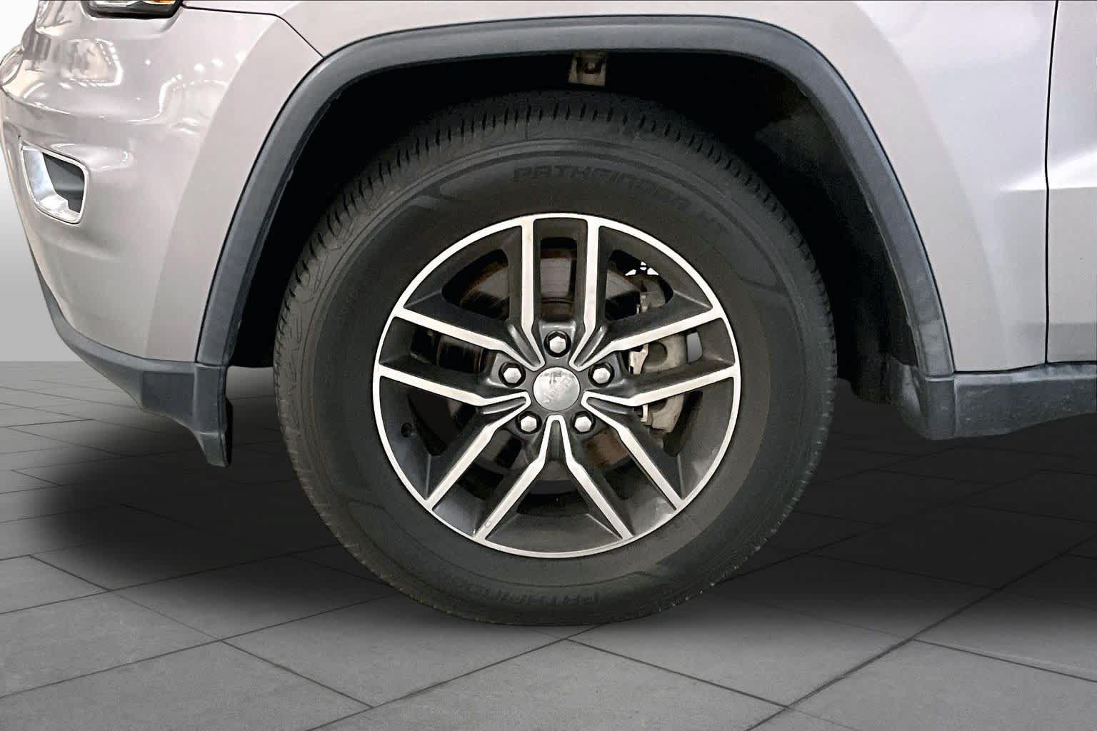 Used 2017 Jeep Grand Cherokee Limited RWD image 11