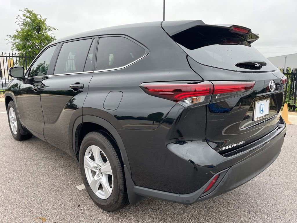 Used 2024 Toyota Highlander LE FWD image 6