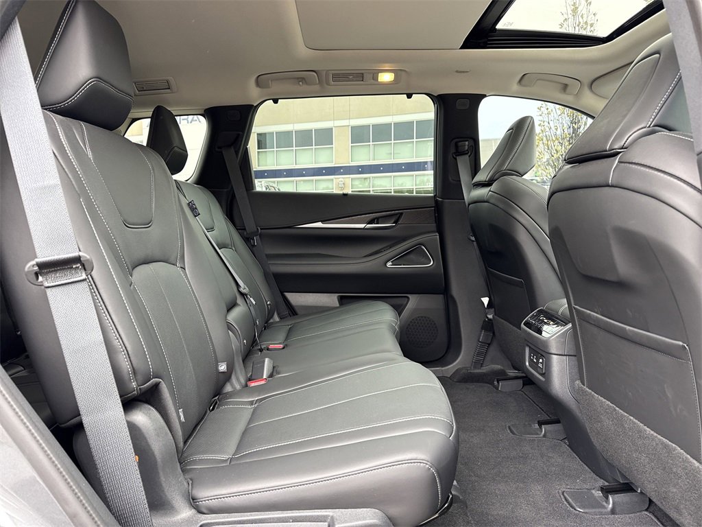 Used 2025 INFINITI QX60 Sensory w/ Vision Package image 16