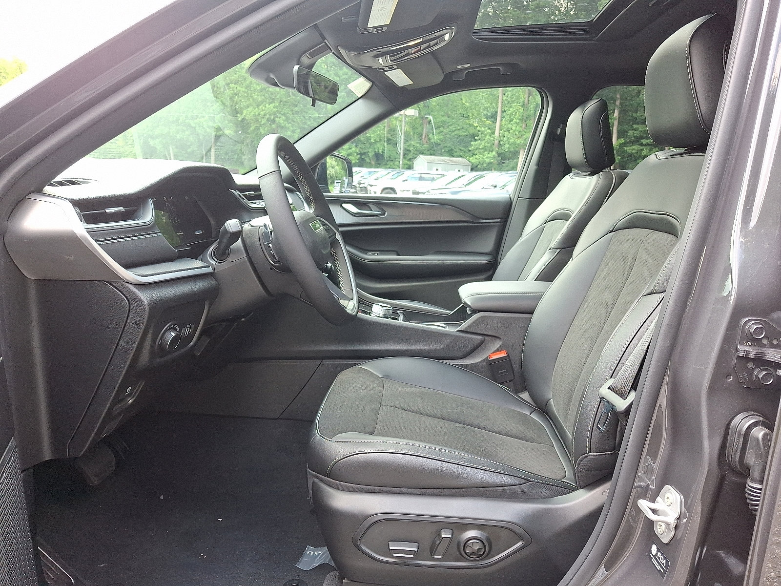 New 2025 Jeep Grand Cherokee L Altitude image 9