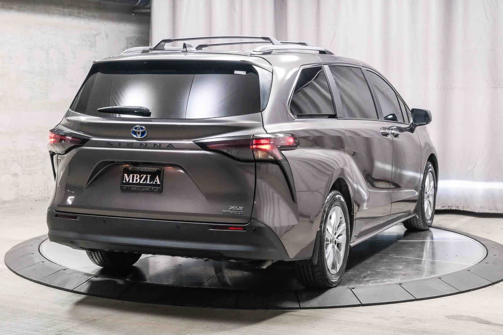 Used 2024 Toyota Sienna XLE w/ XLE Plus Package image 4