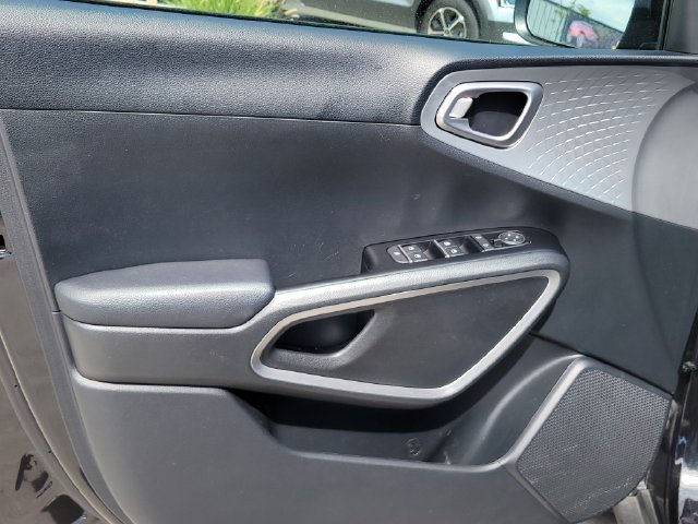 Certified 2025 Kia Soul LX w/ LX Technology Package FWD image 10