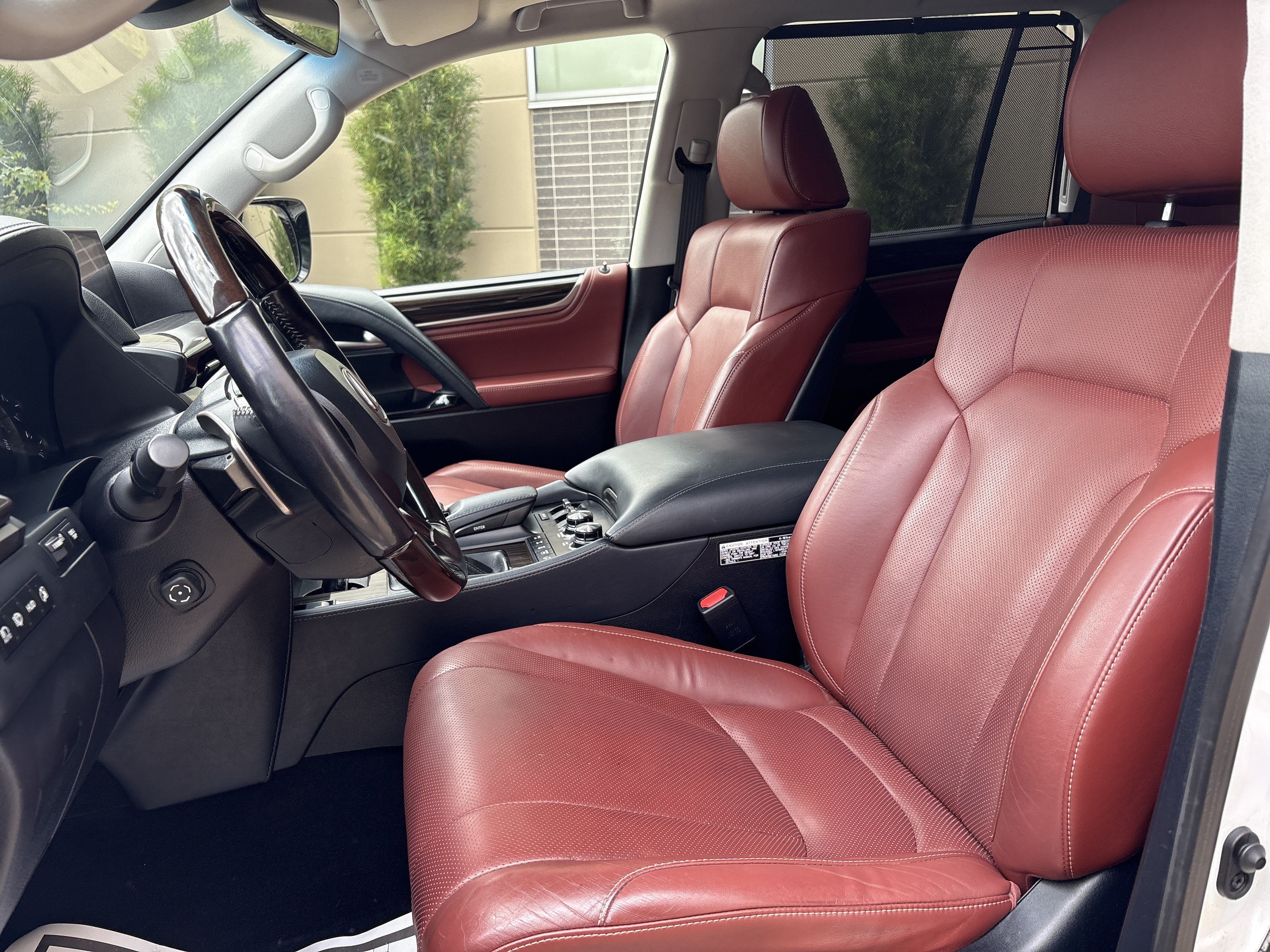 Used 2021 Lexus LX 570 4WD w/ Luxury Package image 16