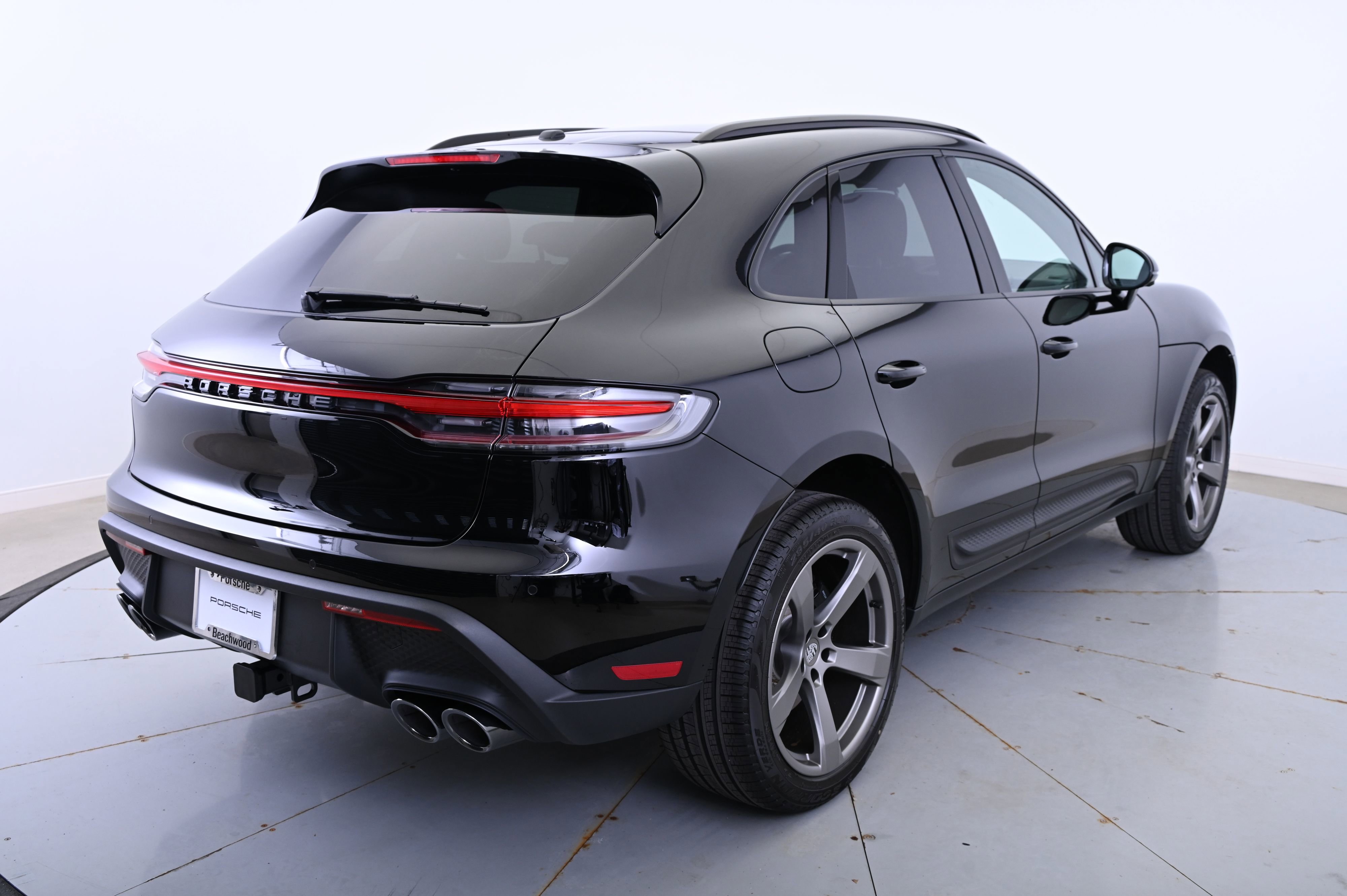 Certified 2025 Porsche Macan image 7