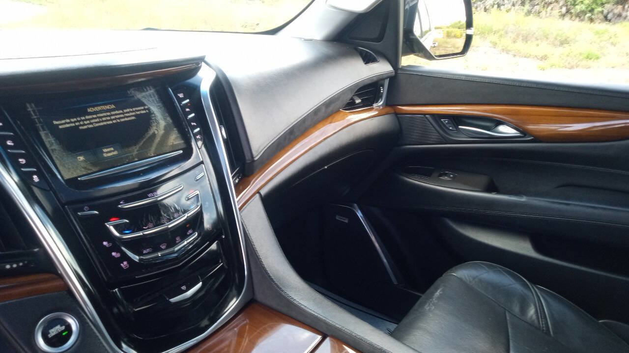 Used 2017 Cadillac Escalade ESV Luxury image 16