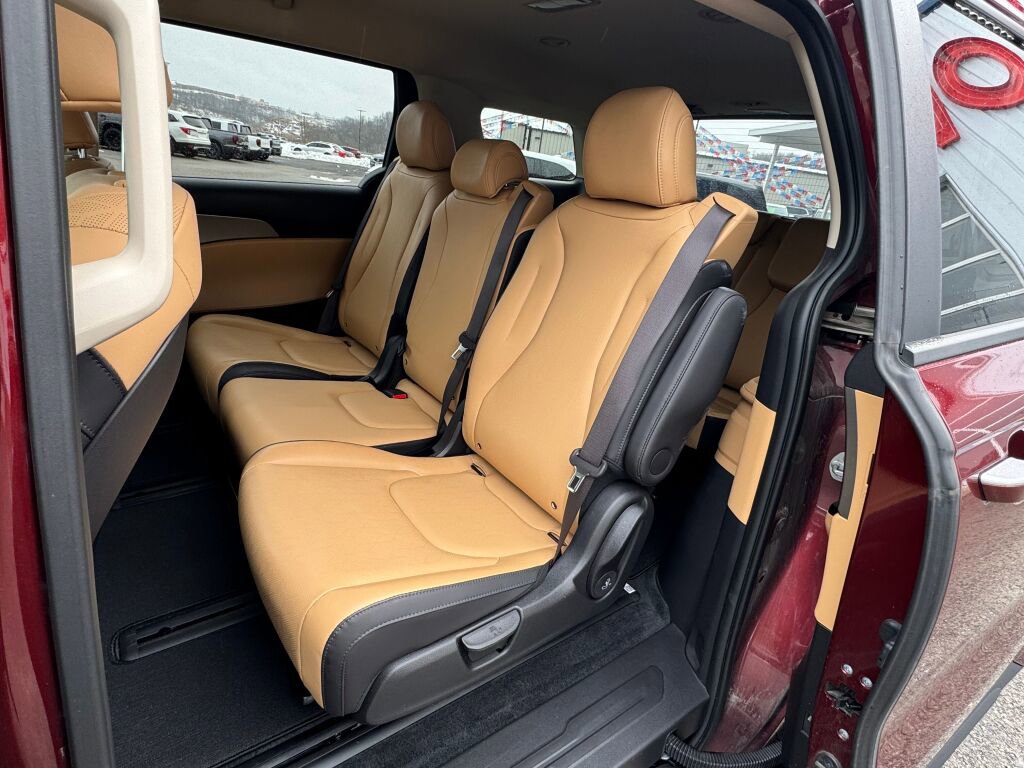 Used 2024 Kia Carnival LX image 15