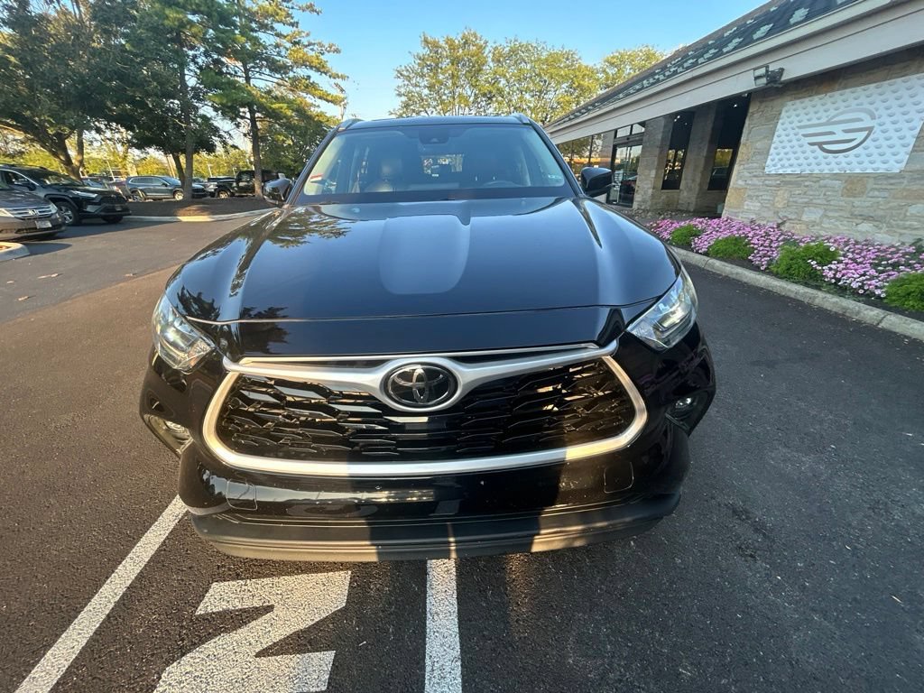 Used 2022 Toyota Highlander XLE AWD/4WD image 3