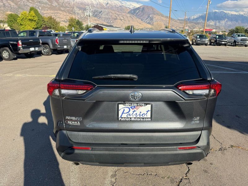 Used 2021 Toyota RAV4 LE image 5