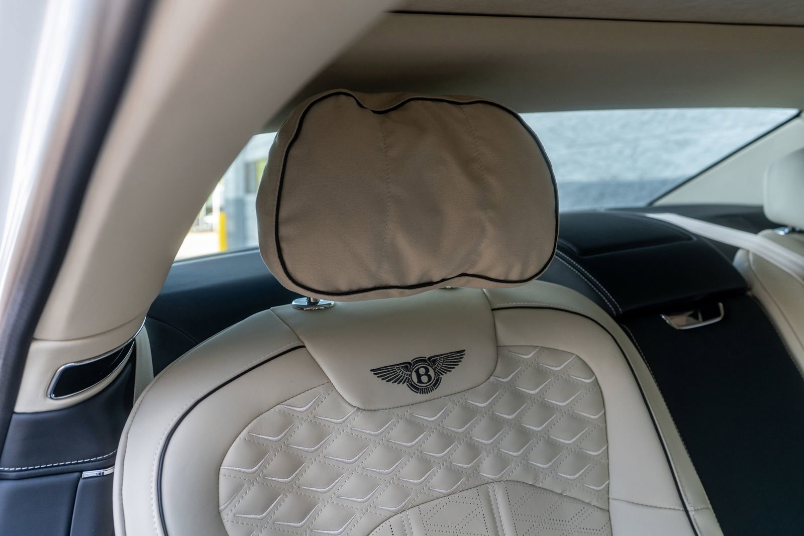 Certified 2025 Bentley Flying Spur Plug-In Hybrid image 34