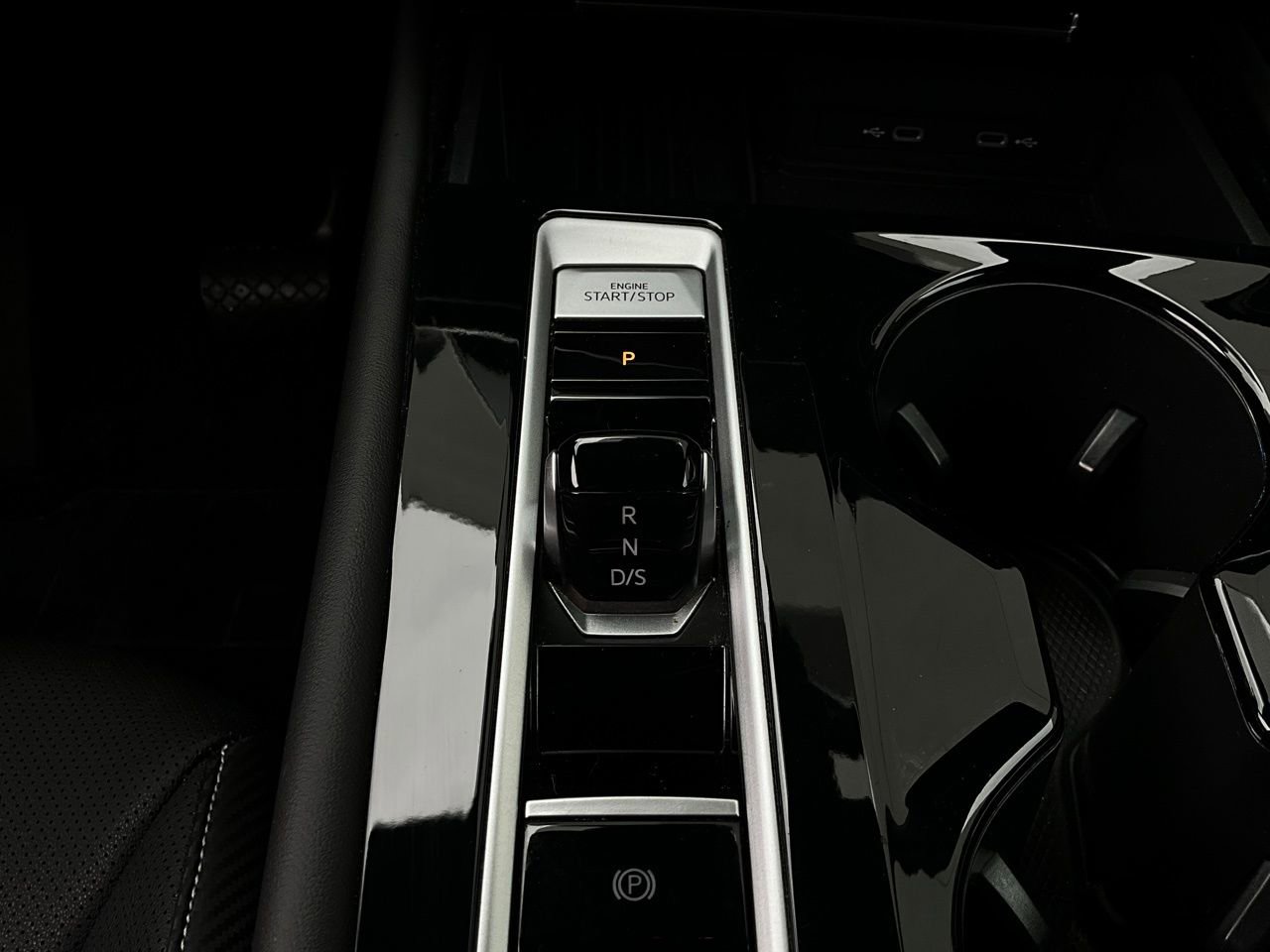 Used 2025 Volkswagen Atlas Cross Sport SE image 25