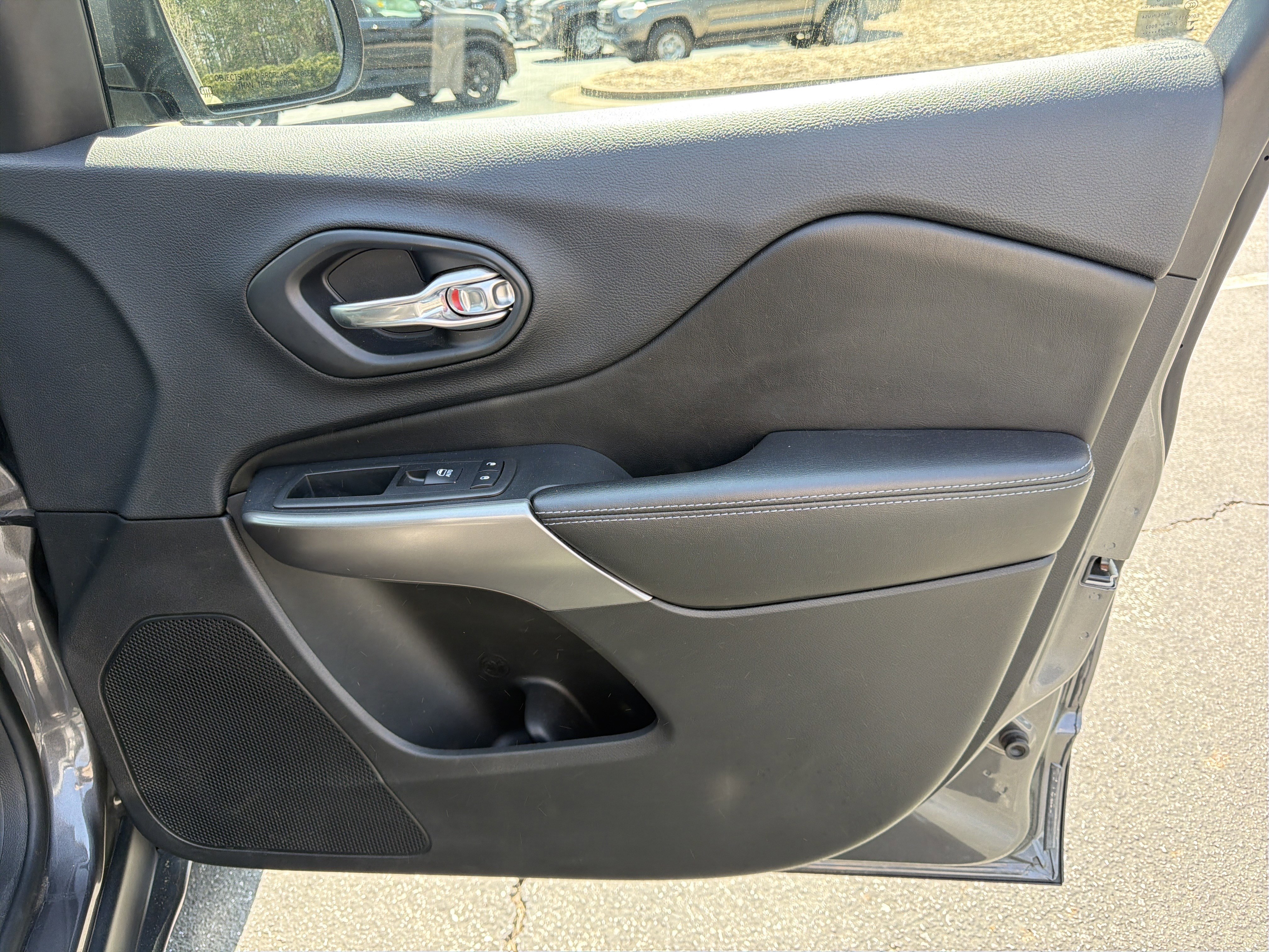 Used 2019 Jeep Cherokee Latitude Plus image 14