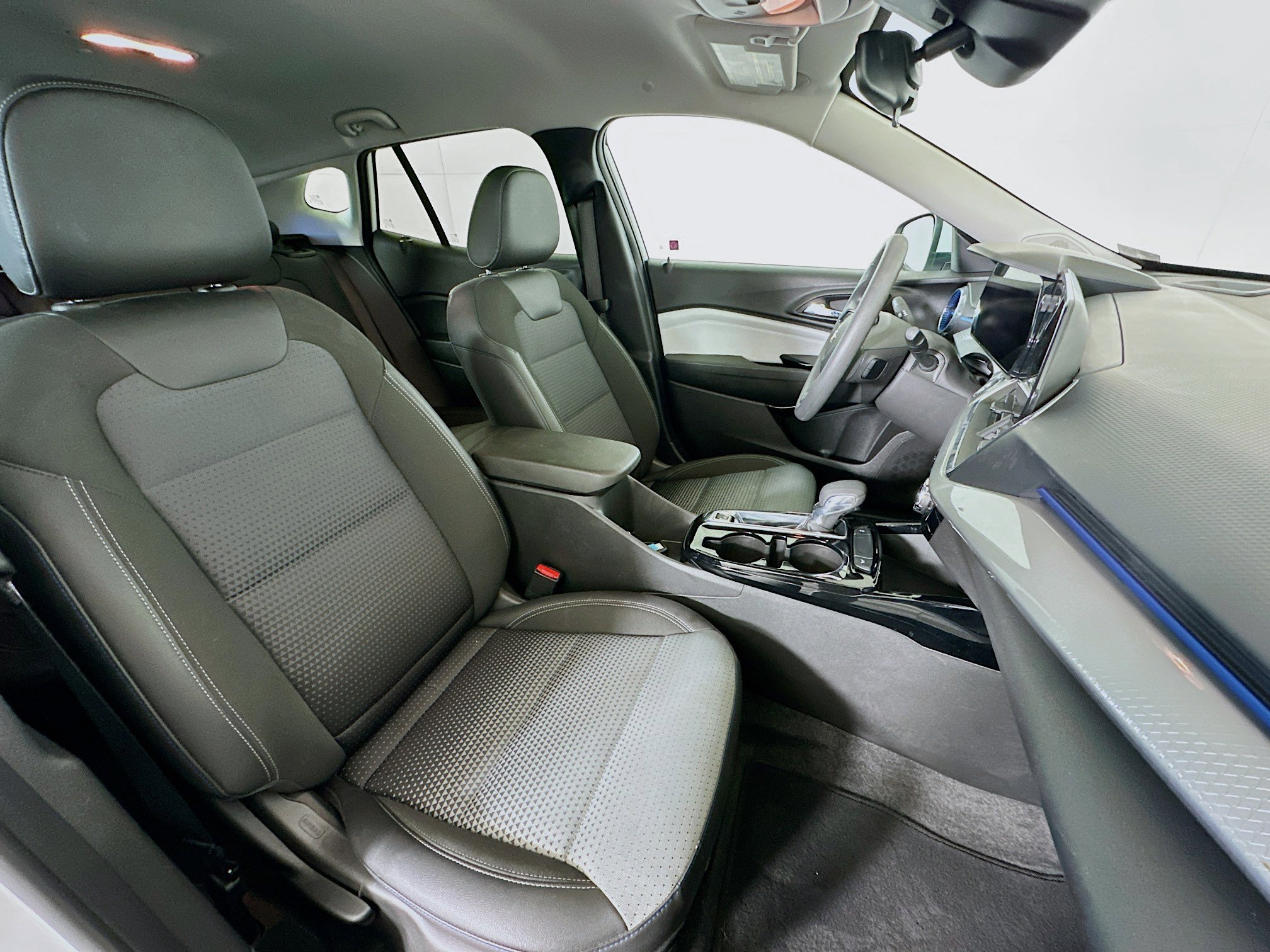 Used 2025 Chevrolet Trax LT image 28