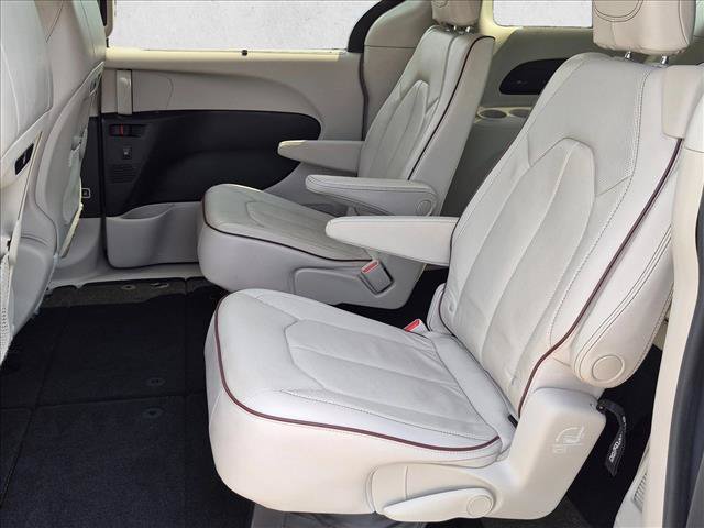Used 2018 Chrysler Pacifica Limited w/ Advanced Safetytec Group FWD image 21