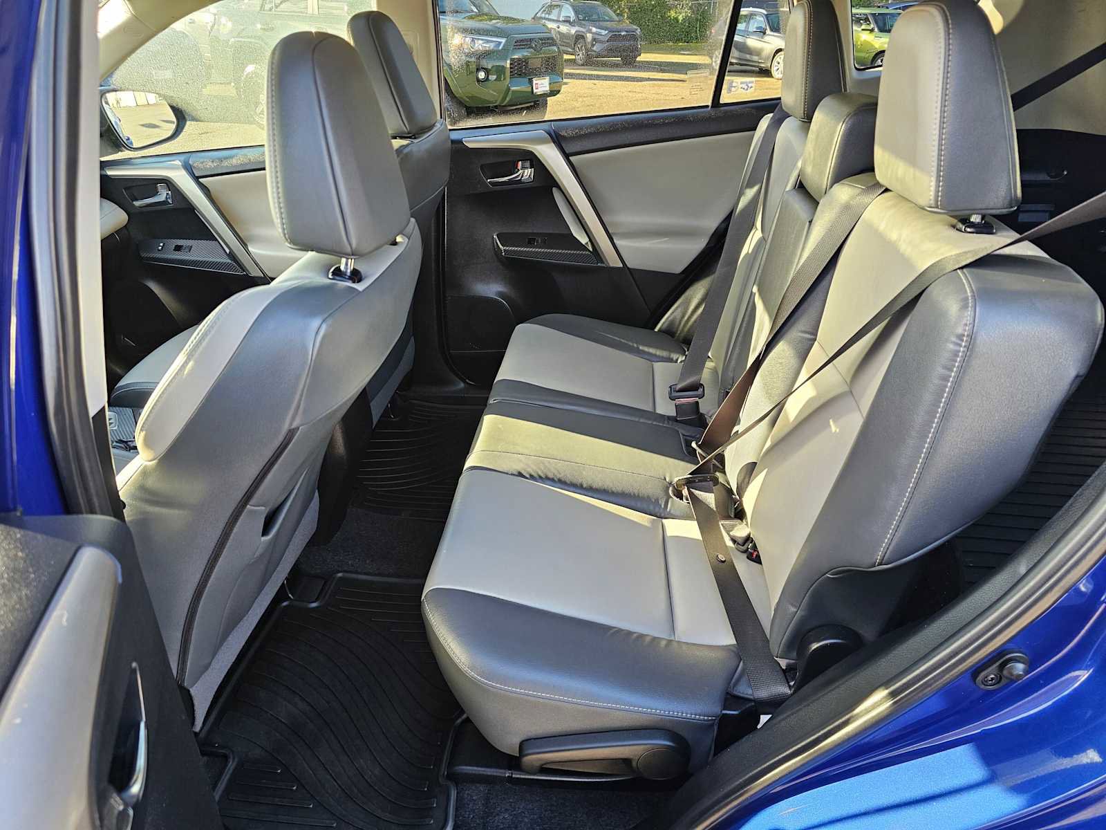 Used 2015 Toyota RAV4 Limited image 16