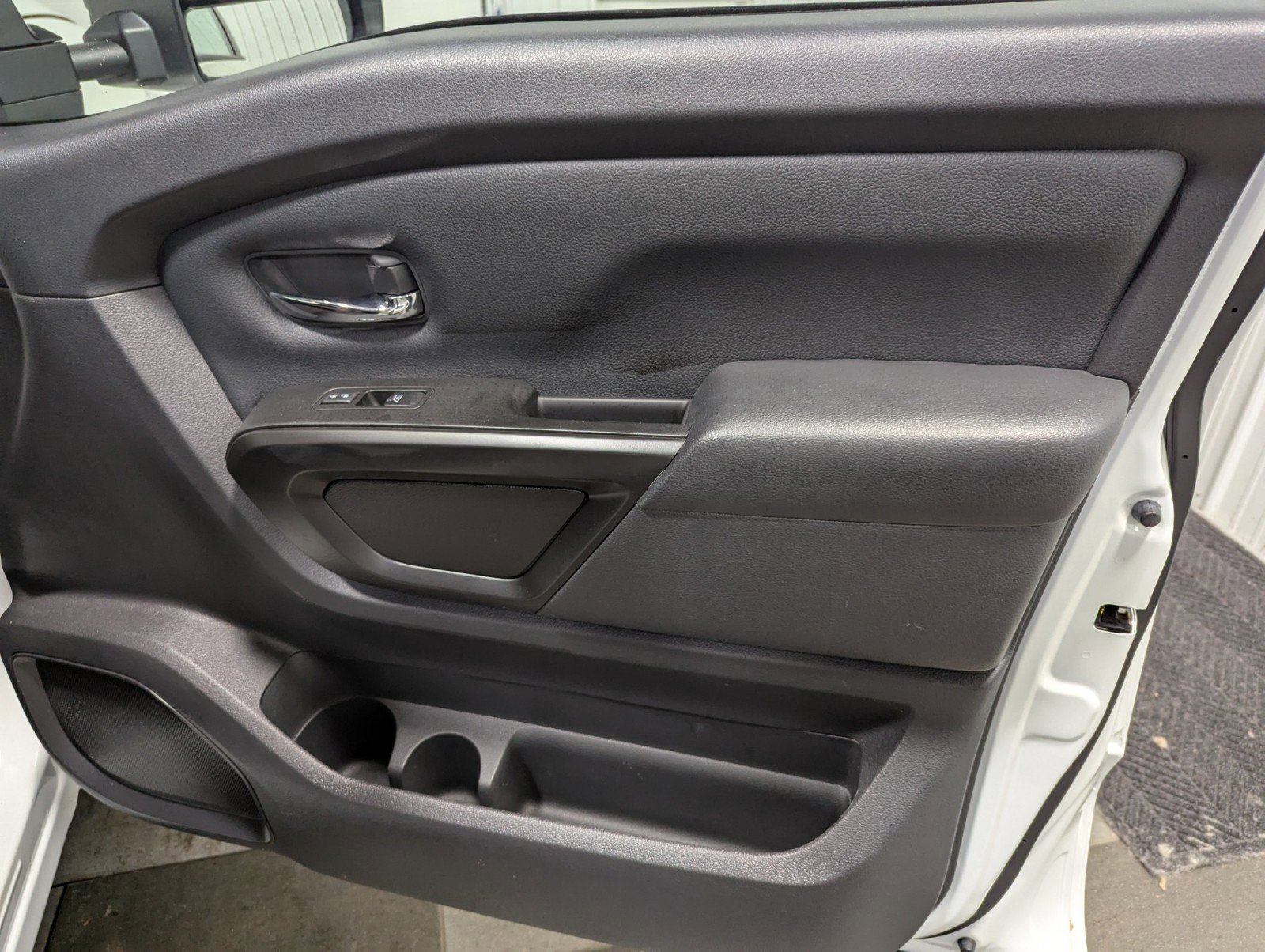 Used 2024 Nissan Titan SV w/ SV Convenience Package image 28