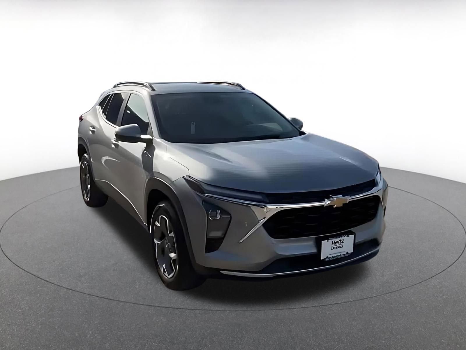 Used 2025 Chevrolet Trax LT FWD image 3