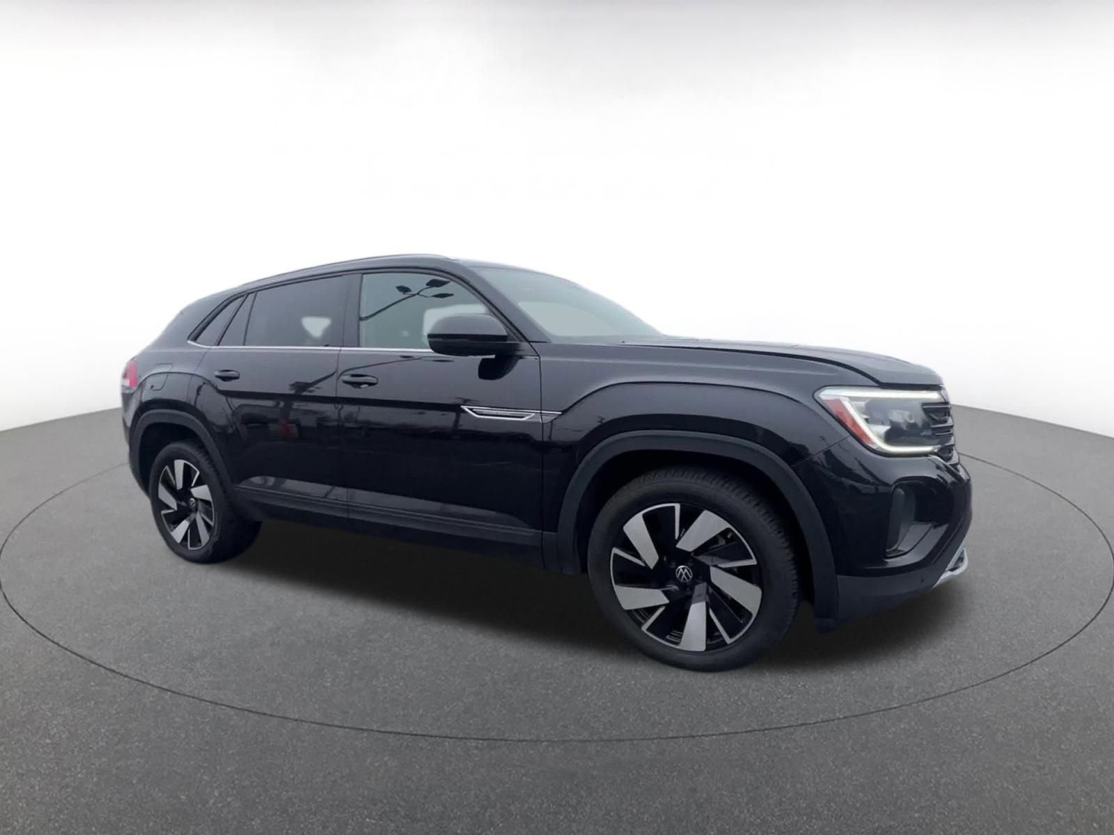 Used 2025 Volkswagen Atlas Cross Sport SE image 2