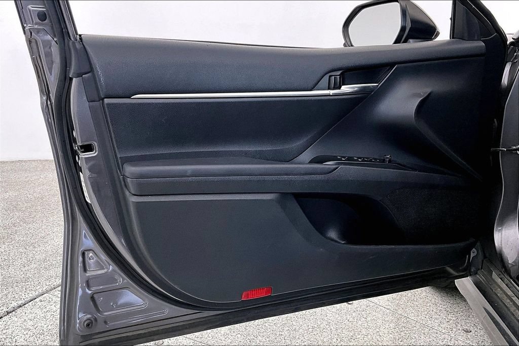 Used 2020 Toyota Camry SE FWD image 21