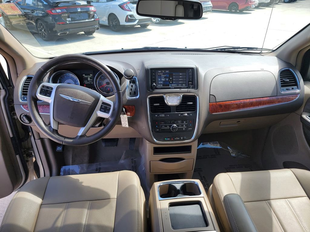 Used 2015 Chrysler Town & Country Touring FWD image 18